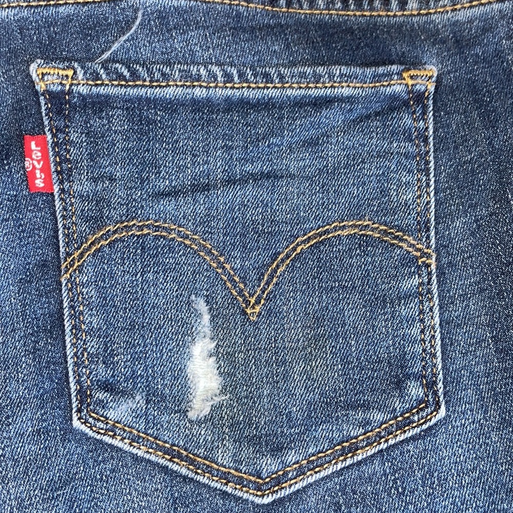 Woman’s Levi’s - Picture 3 of 6